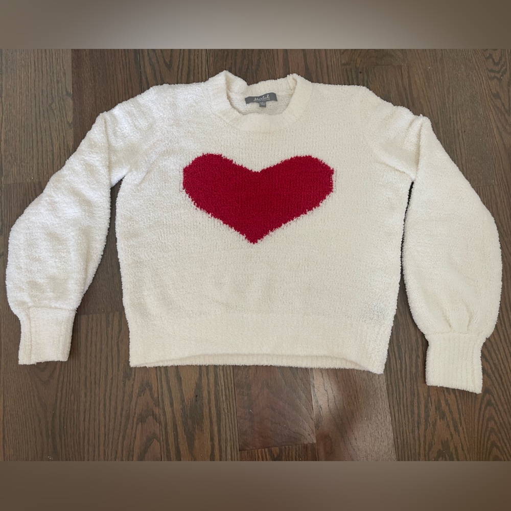 Marled Reunited Clothing White sweater with Red Heart in Size Small